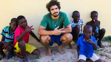 Caio Castro participa de ação do bem na África - Platina Line / MF Press Global