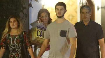 William Bonner curte passeio com a namorada e o filho no Rio - Thiago Martins/AgNews