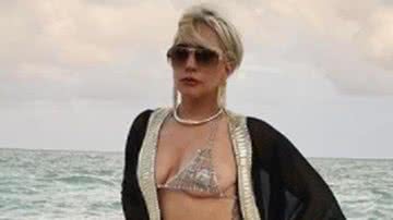 Lady Gaga surge com biquíni fio-dental na praia - Instagram/Reprodução