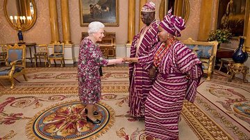 Rainha Elizabeth II foge do protocolo e aparece com look ousado para os padrões britânicos - Getty Images