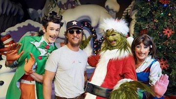 Matthew McConaughey se divertem com o Grinch - Divulgação/Universal Orlando Resort.