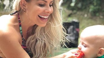 Karina Bacchi mostra Enrico comendo melancia - Reprodução/Instagram