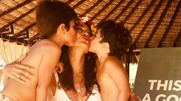 Fofura! Filho de Juliana Paes a enchem de beijos - Reprodução/Instagram