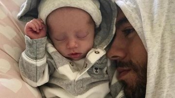 Enrique Iglesias e um dos filhos gêmeos - Reprodução / Instagram