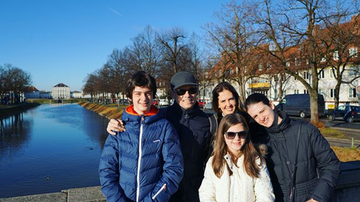 Celso Portiolli, Suzana, Pedro, Laura e Luana curtem férias na Europa - reprodução