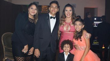 Simony faz raríssima aparição com os 4 filhos em festa - Thiago Duran/AgNews