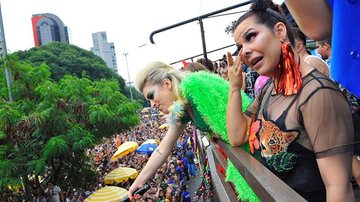 Fernanda Souza se emociona em bloco de carnaval - BrazilNews