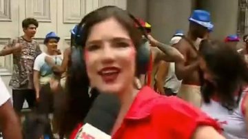 Repórter da GloboNews leva cantada de folião ao vivo - Reprodução