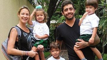 Luana Piovani e Pedro Scooby posam com os filhos Dom, Bem e Liz - Instagram/Reprodução