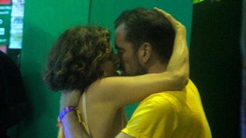 Debora Bloch troca beijos quentes na Sapucaí - BrazilNews