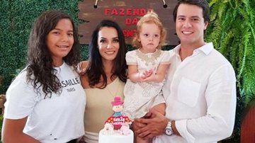 Mônica Carvalho e sua família - Reprodução / Instagram