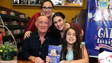 Renato Aragão e sua família prestigiam o lançamento do livro de Julia Aragão, neta do humorista - Marcos Ferreira / Brazil News