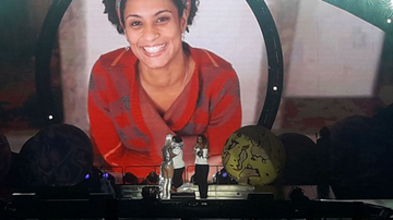 Katy Perry chama e irmã e filha de Marielle Franco no palco e pede justiça - reprodução