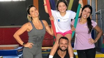 Flávia Alessandra e Olivia com os professores - Reprodução / Instagram