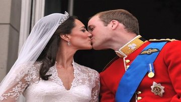 Kate Middleton e príncipe William se beijam após cerimônia - Getty Images