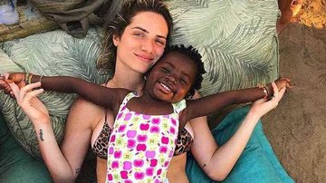 Giovanna Ewbank abraça sua filha, Títi - Instagram / Reprodução