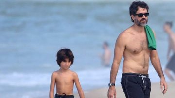 Eriberto Leão joga futebol com o filho na praia - AgNews