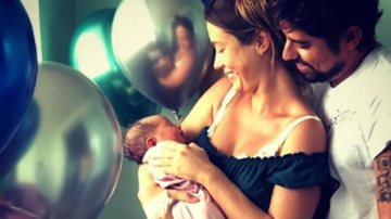 Juliana Didone com a filha, Liz, e o marido, Flavio - Reprodução / Instagram