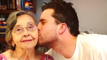 Thiago Fragoso beija avó - instagram