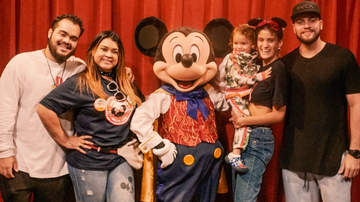 Preta Gil leva a neta pela primeira vez à Disney - Divulgação