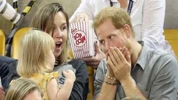 príncipe Harry após flagrar garotinha 'roubando' sua pipoca - GETTY IMAGES