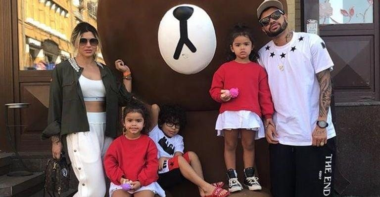Dentinho desembarca com a família no Brasil - Reprodução/Instagram