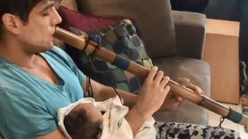 Rafael Cardoso toca flauta para o filho - Reprodução Instagram