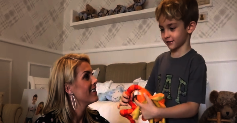 Ana Hickmann e seu filho Alexandre - Reprodução / YouTube