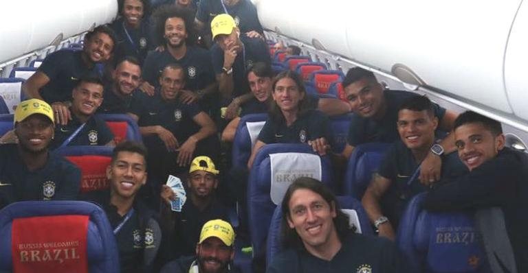 Após vitória, Neymar Jr. comemora ao lado dos colegas de time - Reprodução Instagram