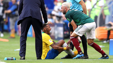 Neymar Jr. e Miguel Layún - Getty Images