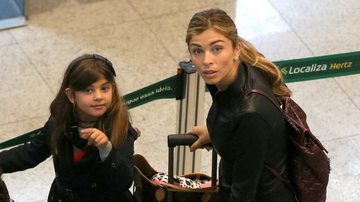 Grazi Massafera embarca com a filha Sofia no Rio de Janeiro - AgNews