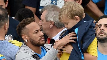 Neymar Jr. assiste o jogo com o filho Davi Lucca - AgNews