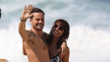Paulo Vilhena troca carinhos com a namorada em dia de praia - AgNews