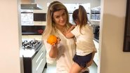 Mirella Santos mostra como é difícil fazer a filha, Valentina, comer - Reprodução/Youtube