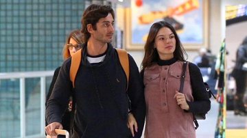 Grávida, Isis Valverde se diverte com o marido, André Resende, em aeroporto - Delson Silva/AgNews