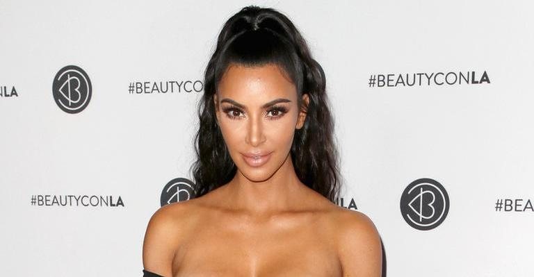 Calça transparente de Kim Kardashian revela fio dental em cliques  indiscretos - Quem