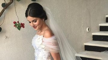 Camila Queiroz aposta em vestido com aplicação de flores - Reprodução/Instagram