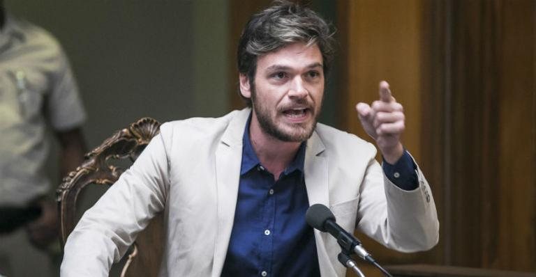 Beto revela sua identidade para inocentar Luzia - Globo/João Miguel Júnior