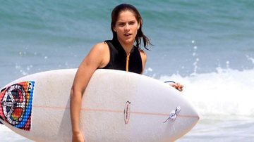 Isabella Santoni surfa e troca beijos quentes com namorado - Jc Pereira/AgNews