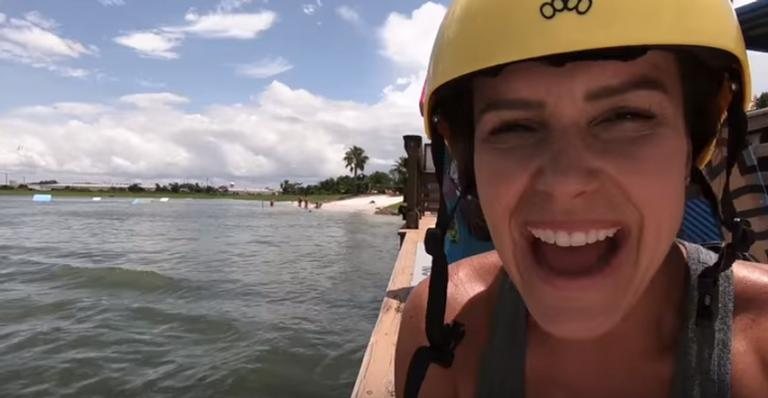 Juliana Rios pratica wakeboard em Orlando, nos EUA - Divulgação