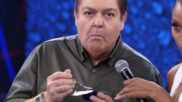 Faustão quebra protocolo e come iogurte durante o 'Domingão' - Reprodução TV Globo