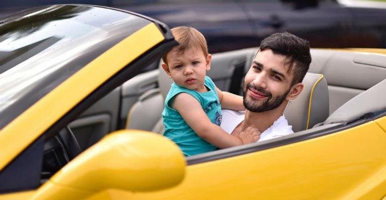 Gusttavo Lima leva o filho para passear em carro de luxo - Reprodução Instagram