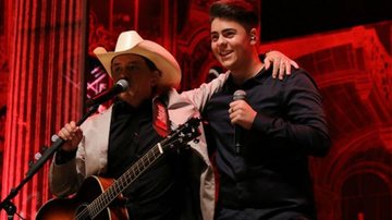 Chitãozinho canta com o filho, Enrico, durante show em SP - Rosa Marcondes