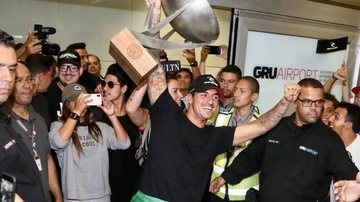 Gabriel Medina chega ao Brasil com troféu e causa tumulto - Manuela Scarpa/Brazil News