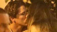 Romulo Arantes é flagrado aos beijos com morena misteriosa - Agnews