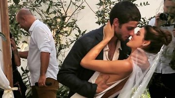 Chay Suede e Laura Neiva em beijo de cinema - Reprodução/Instagram