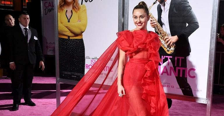 Miley Cyrus no tapete vermelho da estreia de Isn’t Romantic. - Getty Images