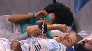 Isabella, Gabriela, Rízia, Rodrigo e Alan tentando dormir acorrentados - Reprodução/TV Globo