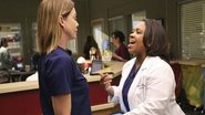 Chandra Wilson com Ellen Pompeo em 'Grey's Anatomy' - Reprodução/ ABC