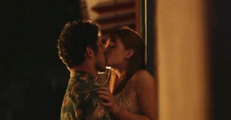José Loreto e Marina Ruy Barbosa em cena de beijo na novela - Reprodução/TV Globo